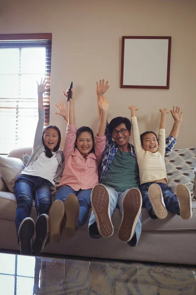 Familj titta på TV tillsammans på rummet — Stockfoto
