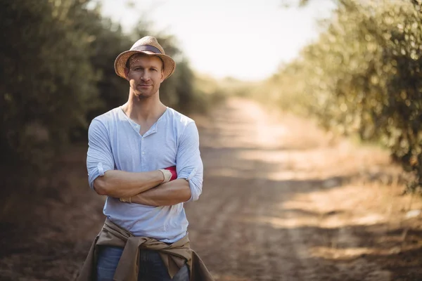 Homem de pé na estrada de terra na fazenda — Fotografia de Stock