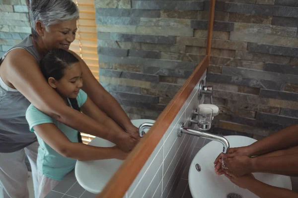 Grootmoeder en kleindochter wassen van de handen — Stockfoto