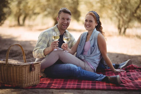 Couple holding wine glasses — Stock Photo, Image