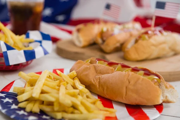 American flag and hot dogs on table — Stock Photo, Image
