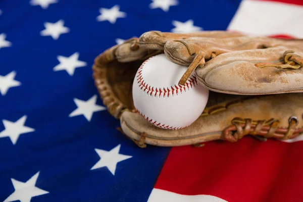 Honkbal en handschoenen aan een Amerikaanse vlag — Stockfoto
