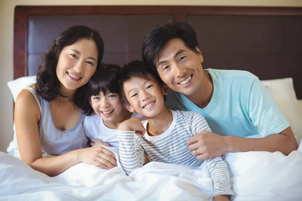 Familie samen zitten in slaapkamer — Stockfoto