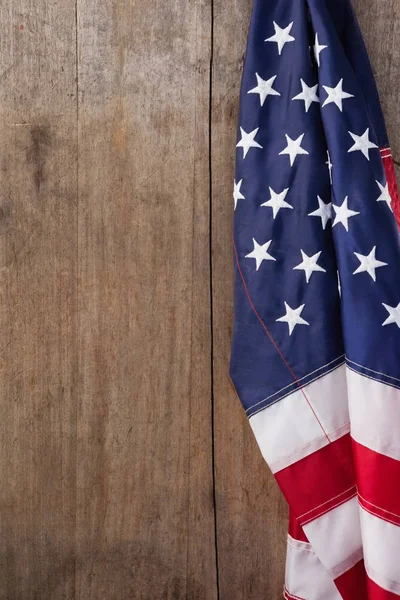 在一张木桌上的美国国旗 — 图库照片