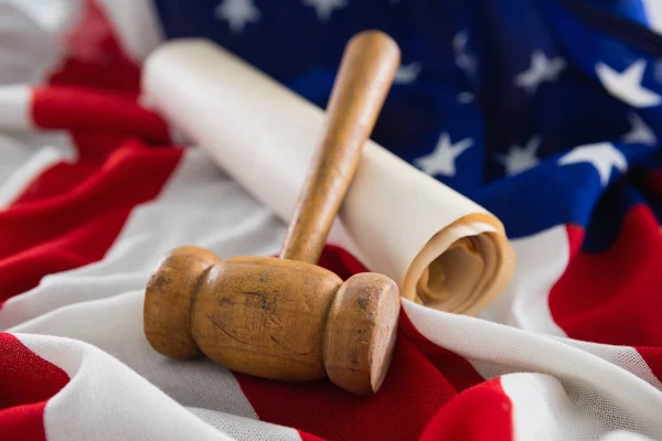 Hamer en juridisch document op Amerikaanse vlag — Stockfoto