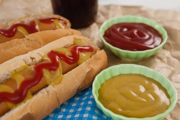 Hot dogs et sauces sur papier — Photo