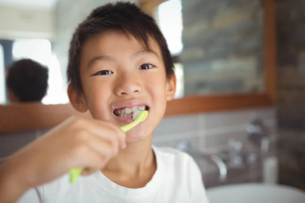 Garçon brossant ses dents dans salle de bain — Photo