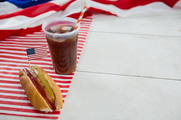 American flag and hot dog on wooden table — Stock Photo, Image