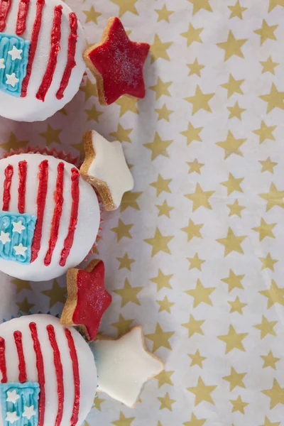 Dekorerade cupcakes ordnade på bord — Stockfoto