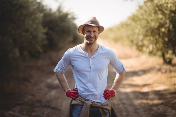 Чоловік стоїть на брудній дорозі на фермі — стокове фото