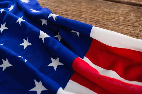 Bandera americana sobre una mesa de madera — Foto de Stock