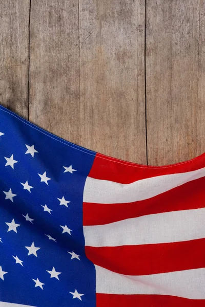 나무 테이블에 미국 국기 — 스톡 사진