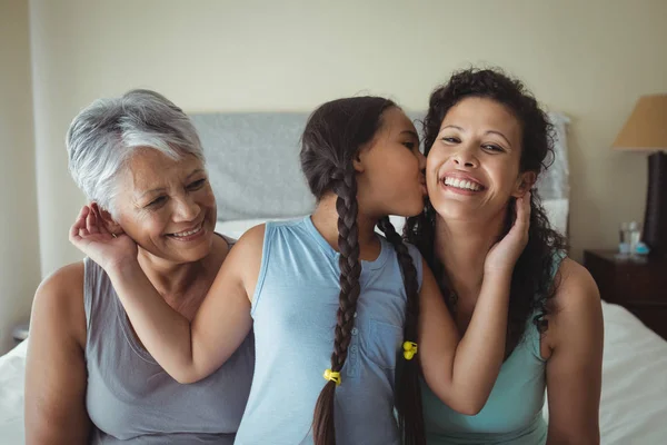 Hija besar madre en las mejillas — Foto de Stock