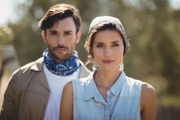 Pareja en día soleado en la granja de olivos — Foto de Stock