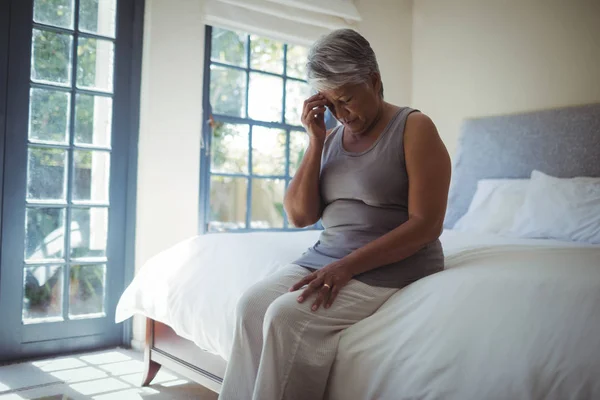 Upprörd senior kvinna röra huvudet — Stockfoto