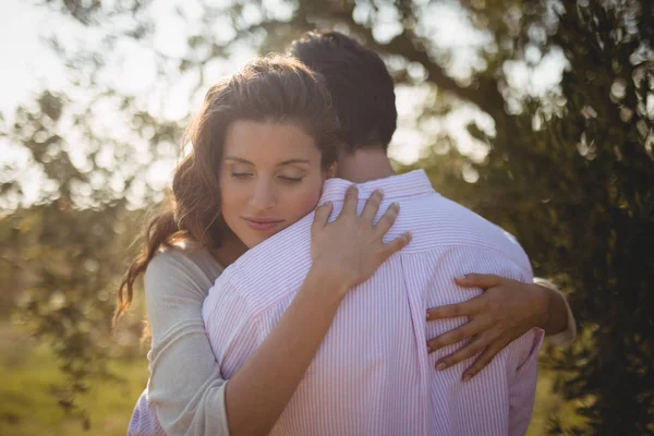 Vrouw knuffelen vriendje op boerderij — Stockfoto