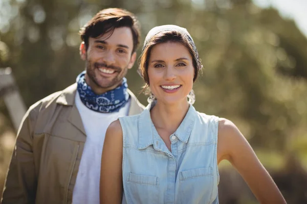 Pareja en día soleado en la granja de olivos —  Fotos de Stock