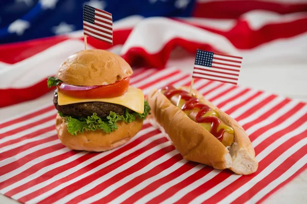 Bandera americana con hot dog y hamburguesa — Foto de Stock
