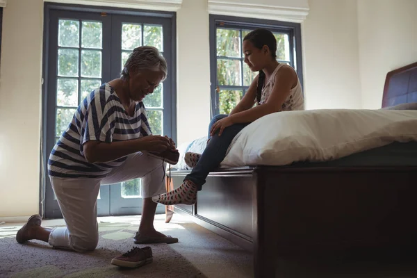 Abuela ayudando a la nieta a usar zapatos —  Fotos de Stock