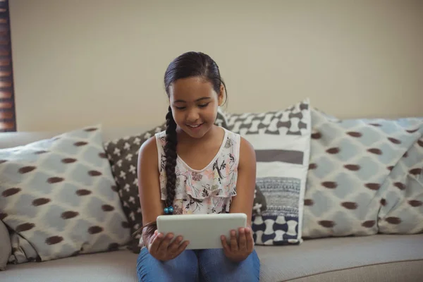 Menina usando tablet digital na sala de estar — Fotografia de Stock