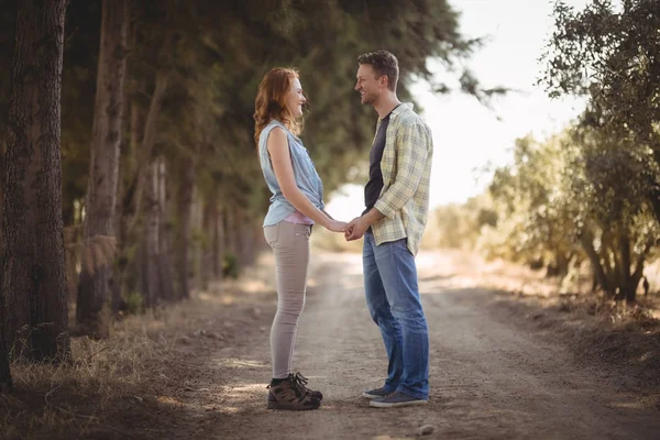 Casal de pé na estrada de terra — Fotografia de Stock