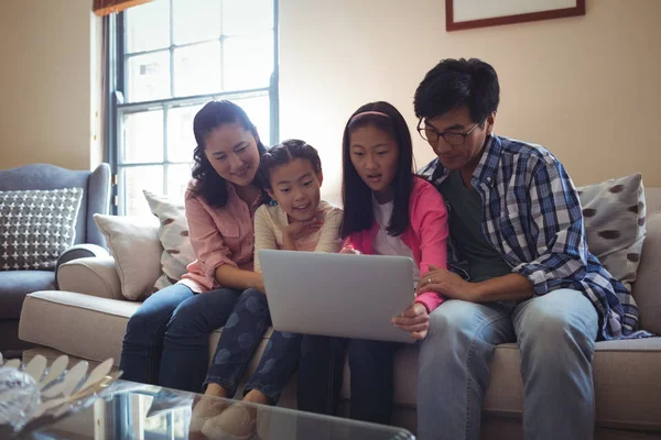 Dizüstü bilgisayar birlikte odaya kullanarak aile — Stok fotoğraf