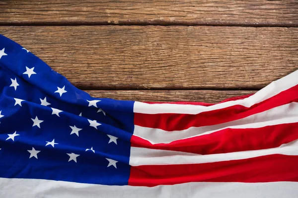 Αμερικανική σημαία σε ένα ξύλινο τραπέζι — Φωτογραφία Αρχείου
