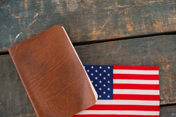 桌上的签证和美国国旗 — 图库照片