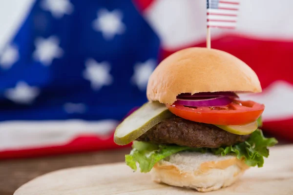 Burger sul tavolo con tema 4 luglio — Foto Stock