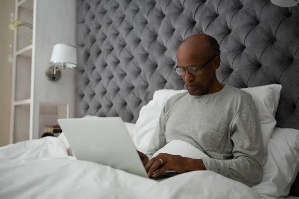 Uomo anziano utilizzando il computer portatile — Foto Stock