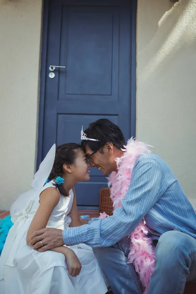Padre e figlia in costume da fata — Foto Stock