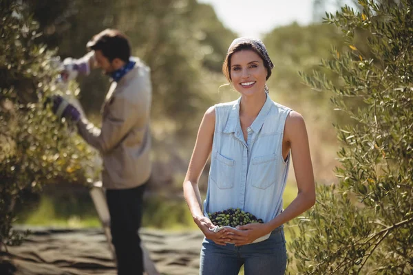 Frau trägt Oliven mit Mann — Stockfoto