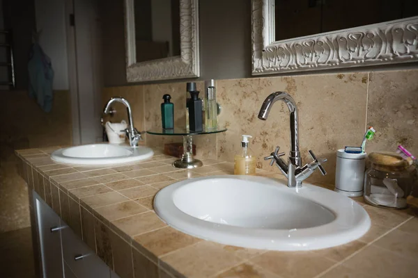 Grifo en el lavabo en el baño — Foto de Stock