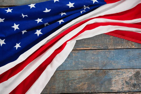 Bandera americana sobre una mesa de madera — Foto de Stock