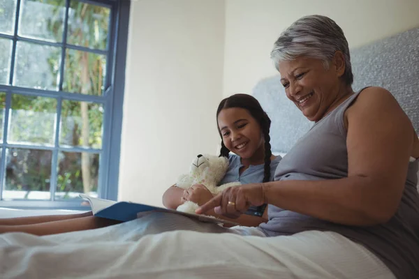 Nonna e nipote guardando album fotografico — Foto Stock