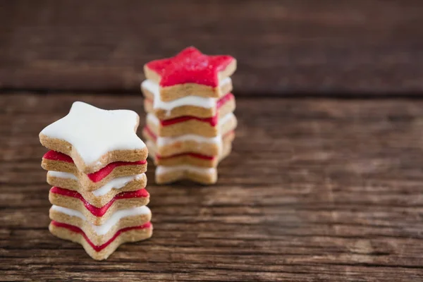 Pliki cookie czerwony i biały cukier na stole — Zdjęcie stockowe