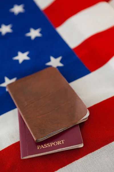 Паспорт и виза на американском флаге — стоковое фото