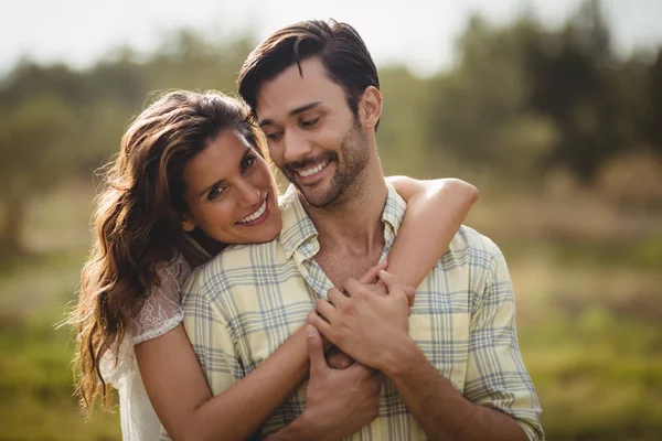 Vrouw man omarmen op zonnige dag op de boerderij — Stockfoto