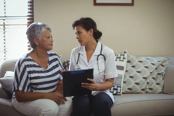 Ärztin interagiert mit Seniorin — Stockfoto