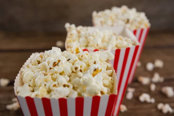 Popcorn gerangschikt in een rij met de 4e juli thema — Stockfoto