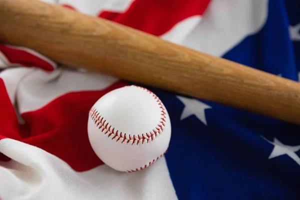 Batte de baseball et balle sur drapeau américain — Photo