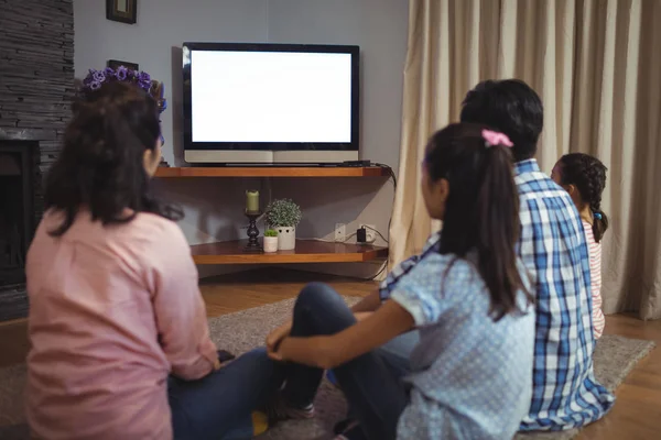 Family watching television together — Stock Photo, Image