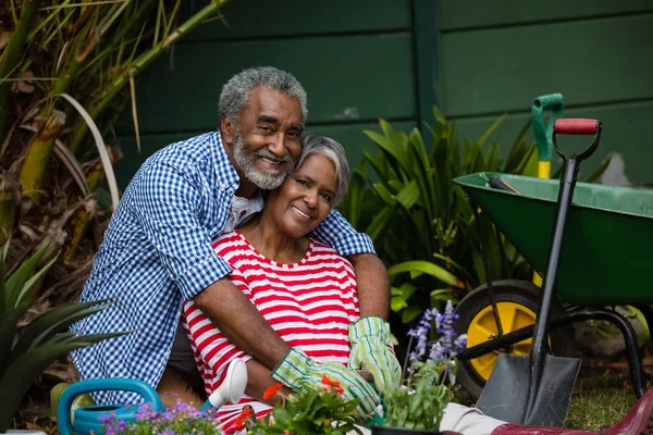 Пожилая пара обнимается на заднем дворе — стоковое фото
