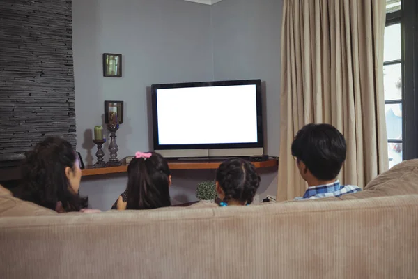 Сім'я дивиться телевізор разом — стокове фото