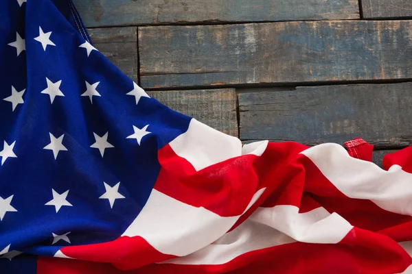 Drapeau américain sur une table en bois — Photo