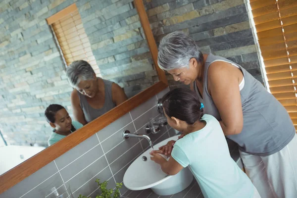 Grootmoeder en kleindochter wassen van de handen — Stockfoto