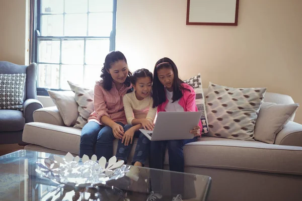 Familie met laptop samen in kamer — Stockfoto