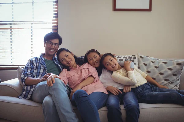 Familjen koppla av på soffan i vardagsrummet — Stockfoto