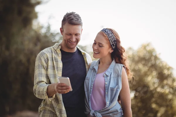 Homme joyeux montrant mobile à la femme — Photo