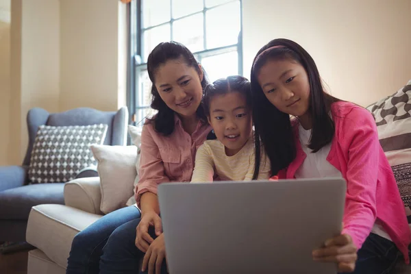 Familie met laptop samen in kamer — Stockfoto